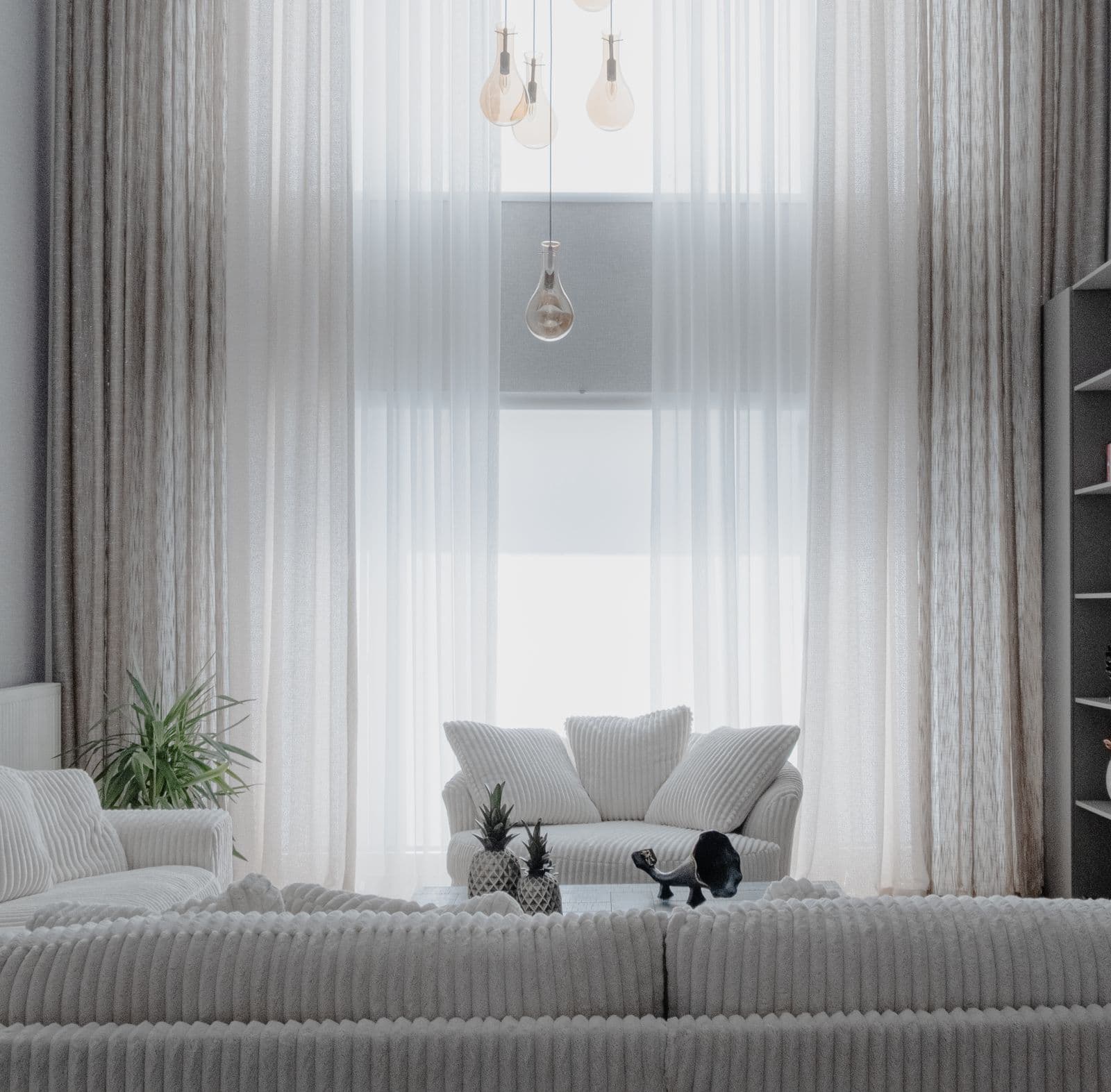 Sala ampla e clara com cortinas sob medida