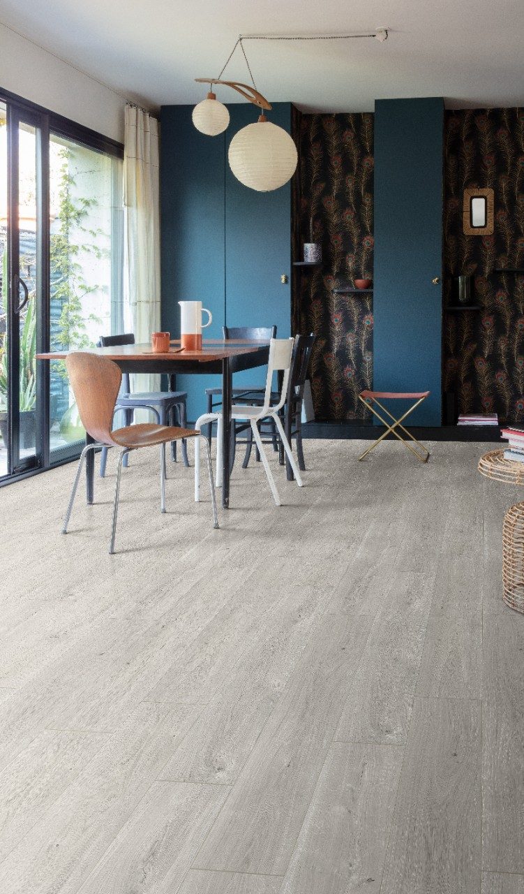 Sala com piso laminado